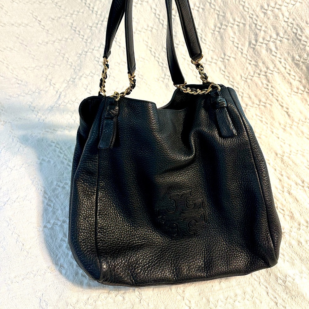 Tory Burch bag in black.